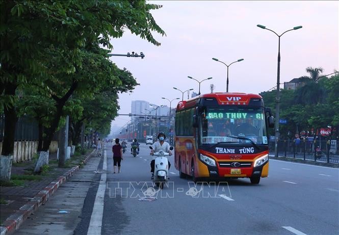 Chiếc xe khách cuối cùng rời bến Giáp Bát lúc 5h45p sáng 24/7. Ảnh: Hoàng Hiếu/TTXVN 