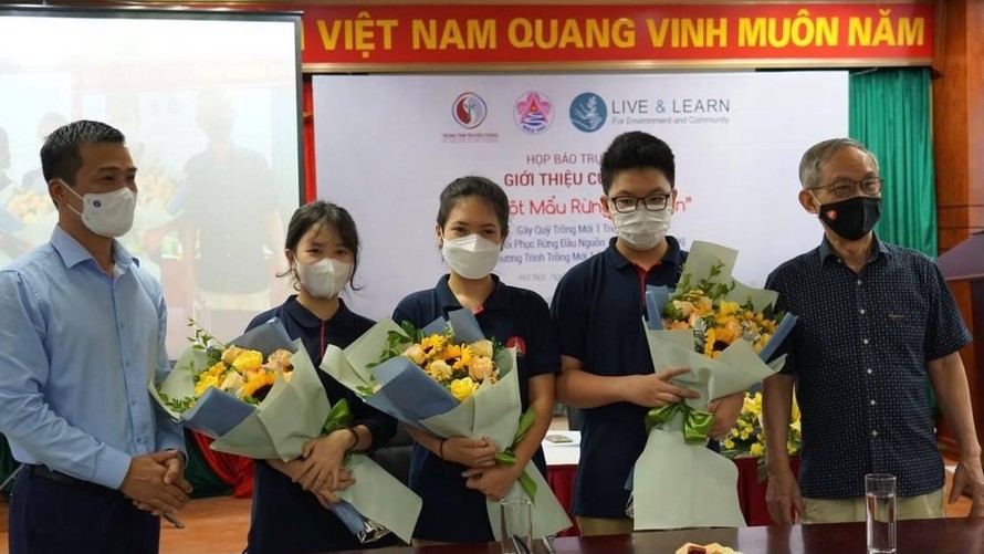 3 tác giả nhí cùng thầy hiệu trưởng Nguyễn Xuân Khang tại buổi ra mắt cuốn sách"Một mẩu rừng cho bạn". 