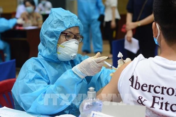 Một công dân Pháp đang sinh sống và làm việc tại Thành phố Hồ Chí Minh được tiêm chủng vaccine phòng COVID-19. (Ảnh: TTXVN phát)