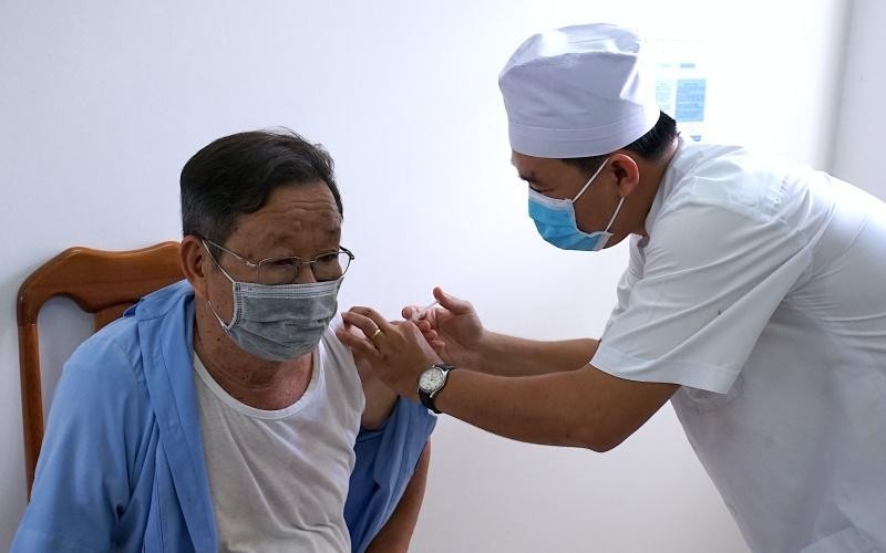 Tiêm vaccine COVID-19 cho người dân tại tỉnh Cà Mau. (Ảnh: Nhân Dân)