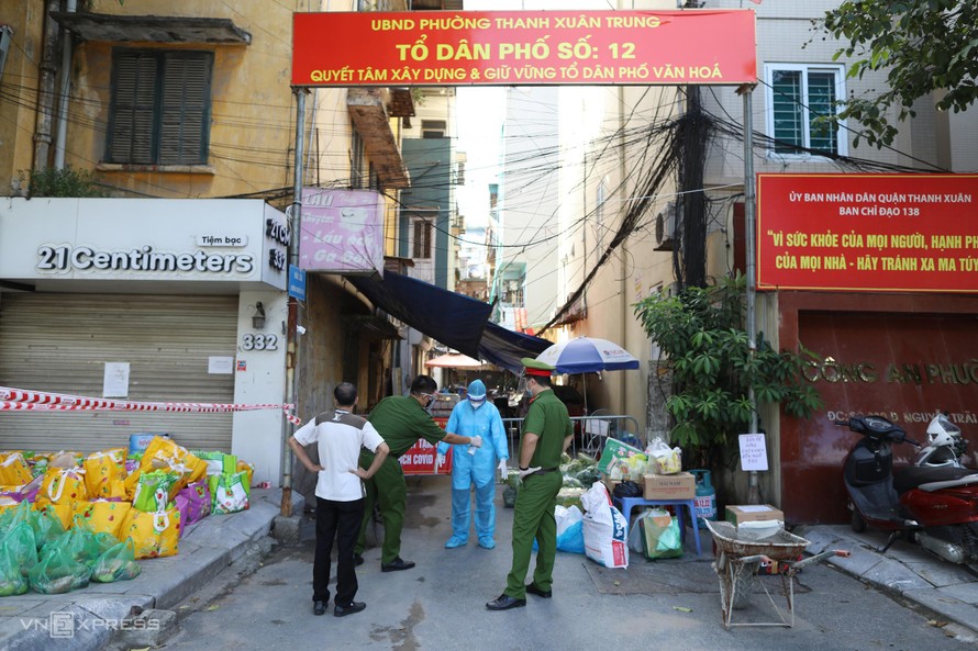 Các biện pháp cách ly tuyệt đối, cách ly tập trung người nguy cơ cao, xét nghiệm... được kích hoạt với tốc độ tối đa tại hai con ngõ 328 và 330 phường Thanh Xuân Trung, quận Thanh Xuân khi số ca dương tính nCoV ở đây tăng đột biến. Riêng ngày 26/8, khu vực này ghi nhận 37 ca nhiễm, nâng tổng số ca mới phát hiện từ 23/8 đến nay qua lên 110. Thanh Xuân là quận có "nguy cơ rất cao" khi 10/11 phường đã xuất hiện ca nhiễm.