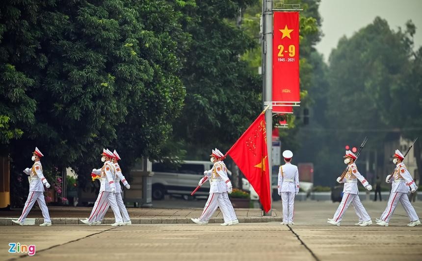 5h50, các chiến sĩ thuộc Đoàn 275 (Bộ Tư lệnh bảo vệ Lăng Chủ tịch Hồ Chí Minh) thực hiện lễ thượng cờ tại Quảng trường Ba Đình. 