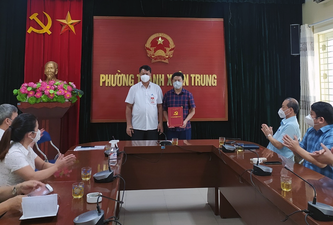 Phó Bí thư Thường trực Quận ủy Thanh Xuân Nguyễn Minh Tiến (trái) trao quyết định điều động ông Nguyễn Xuân Hải làm Bí thư Đảng uỷ phường Thanh Xuân Trung, sáng 2/9. Ảnh: Cổng thông tin điện tử Thanh Xuân.