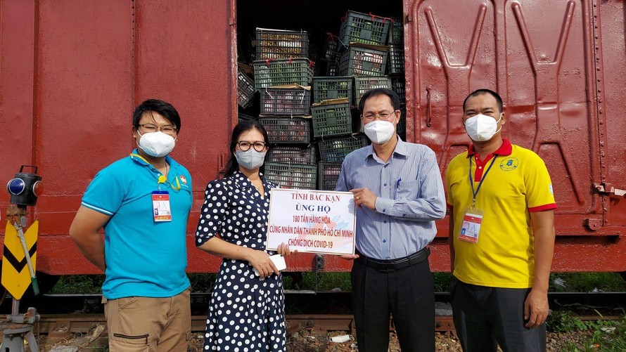 Ông Nguyễn Thành Trung, Phó Chủ tịch Thường trực Ủy ban MTTQ Việt Nam TP Hồ Chí Minh tiếp nhận hơn 180 tấn hàng hóa từ Nhân dân tỉnh Bắc Kạn gửi tặng. (Ảnh: TTXVN)