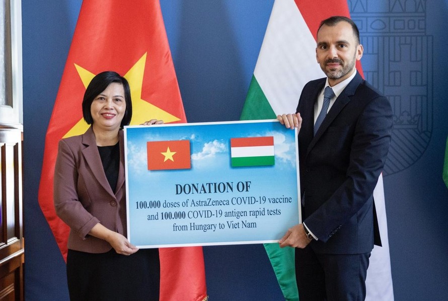 Đại sứ Việt Nam tại Hungary Nguyễn Thị Bích Thảo và Phó Quốc vụ khanh Bộ Ngoại giao và Kinh tế Đối ngoại Hungary István Joó. (Ảnh: VOV)