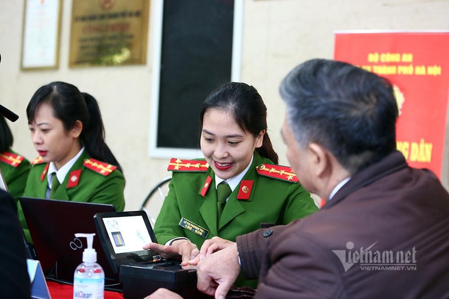 Một Đại uý công an Hà Nội đang lấy vân tay làm CCCD cho nhân dân. (Ảnh: Vietnamnet)