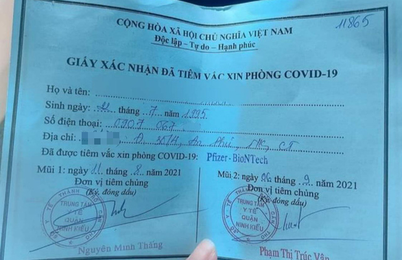 Hình ảnh khoe 2 mũi vắc xin COVID-19 của cô gái nhờ ‘xin ông anh’ - Ảnh: FBNV