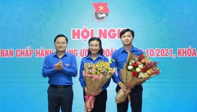 Bí thư thứ nhất Trung ương Đoàn Nguyễn Anh Tuấn (trái) tặng hoa chúc mừng 2 tân Bí thư Trung ương Đoàn Nguyễn Phạm Duy Trang (giữa) và Nguyễn Minh Triết. Ảnh: Tiền Phong.