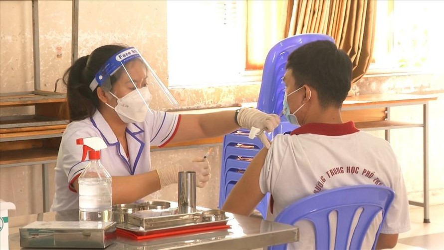 Tiêm vaccine phòng COVID-19 cho trẻ em tại TP HCM. (Ảnh: Lao Động)