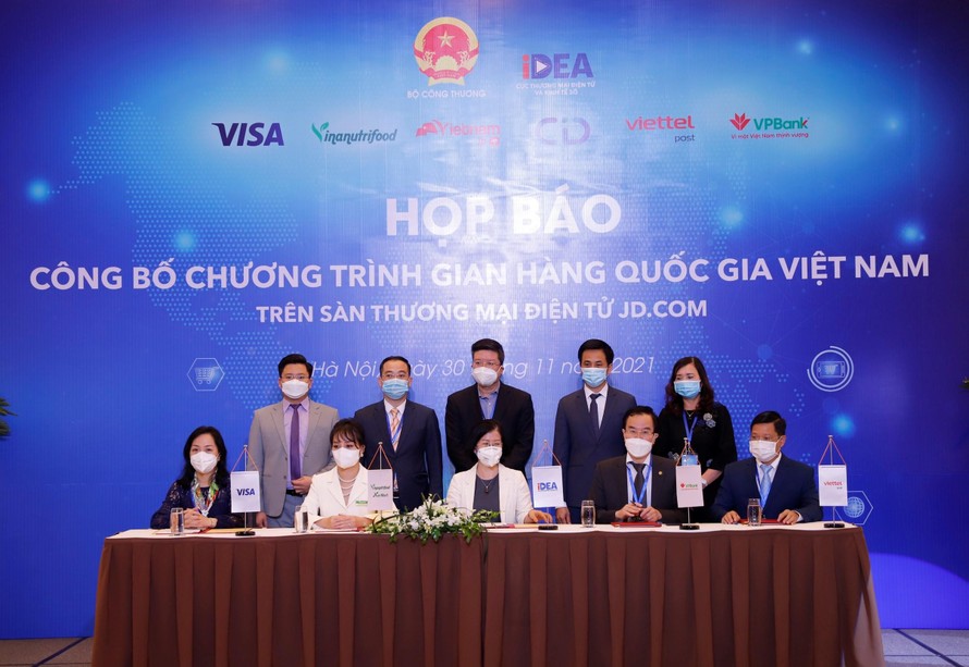 Lãnh đạo VPBank tham gia ký kết hợp tác TMĐT xuyên biên giới. 