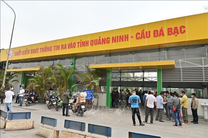 Chốt kiểm soát phòng, chống dịch COVID-19 tại cầu Đá Bạc (TP Uông Bí) được chuyển thành chốt kiểm soát thông tin người ra vào tỉnh Quảng Ninh. (Ảnh: TTXVN)