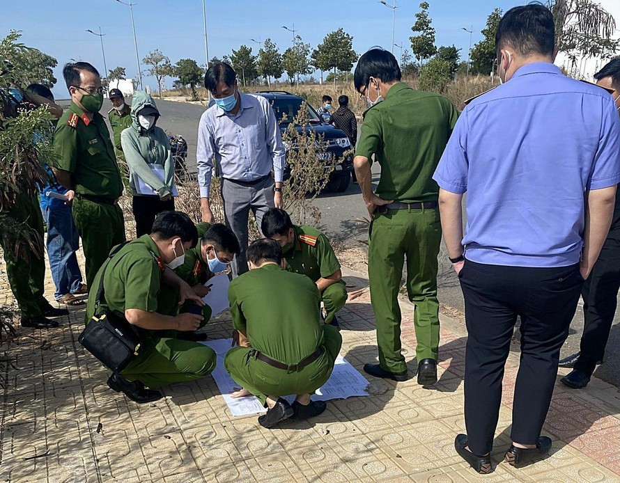 Cơ quan CSĐT Bộ Công an xác minh tại thực địa tại dự án Tân Việt Phát 2, ngày 14/1. (Ảnh: HL)