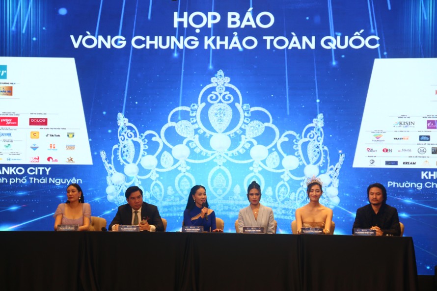 Từ trái qua: hoa hậu Hà Kiều Anh, ông Đàm Quốc Hiệp - Phó Chủ tịch HĐQT tập đoàn Danko Group, bà Phạm Kim Dung - người đứng đầu Công ty Sen Vàng, bà Phạm Tâm Thanh - Giám đốc Truyền thông công ty Casper Việt Nam, hoa hậu Lương Thùy Linh, đạo diễn Hoàng Nhật Nam. (Ảnh: Việt Khôi)