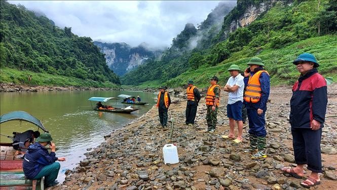 Lực lượng chức năng khẩn trương tìm kiếm hai vợ chồng mất tích trên sông Gâm. (Ảnh: TTXVN)