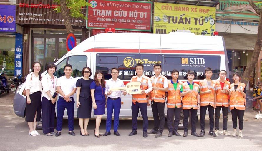 Đại diện Tập đoàn T&T Group và Ngân hàng SHB trao tặng Đội hỗ trợ sơ cứu FAS Angel xe cứu thương GAZ trị giá 870 triệu đồng.