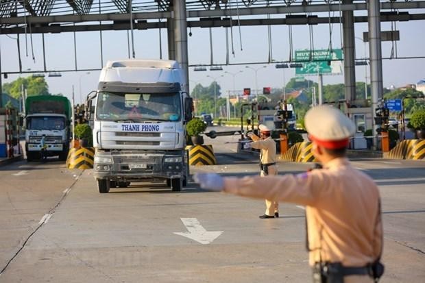 Lực lượng tiếp tục tăng cường tuần tra kiểm soát phát hiện và xử lý nghiêm hành vi chở hàng hoá quá tải trọng. (Ảnh: Minh Sơn/Vietnam+) 