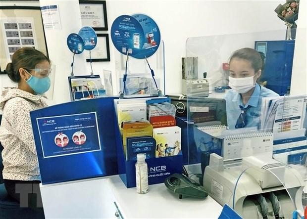 Khách hàng giao dịch tại Ngân hàng TMCP Quốc Dân. (Ảnh: Trần Việt/TTXVN) 