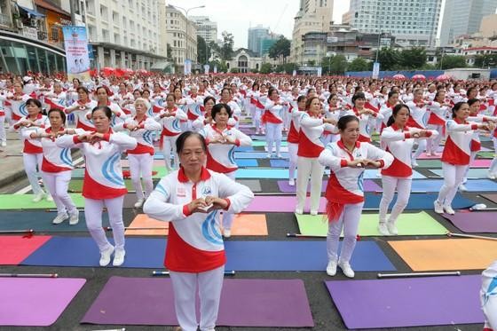 Chương trình đồng diễn TDDS, yoga diễn ra tại khu vực đường Lê Lợi. Ảnh: DŨNG PHƯƠNG 