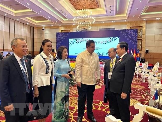 Lãnh đạo Đoàn Việt Nam và Philippines trao đổi bên lề Cuộc gặp các nhà lãnh đạo ASEAN-AIPA. (Ảnh minh họa: TTXVN phát)