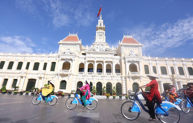 Loại hình xe đạp công cộng tại Thành phố Hồ Chí Minh cũng đang được người dân đón nhận nhiệt tình. (Ảnh: CTV/Vietnam+)