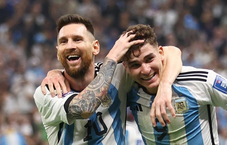 Messi và Alvarez ghi bàn cho Argentina. (Nguồn: Reuters)