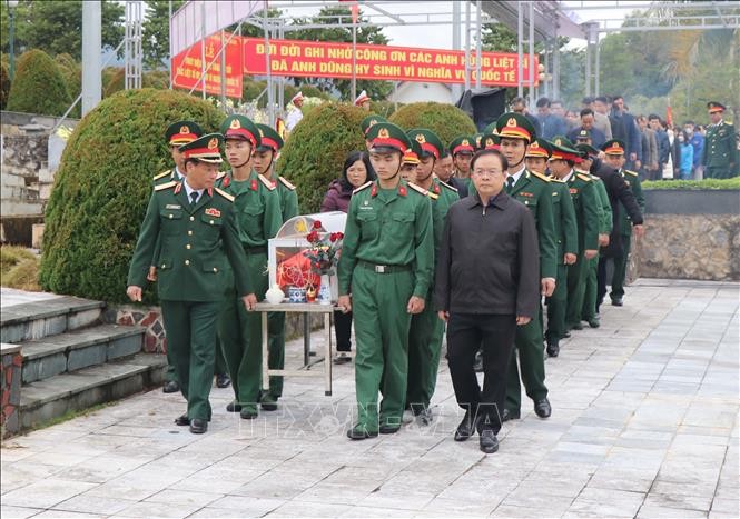 An táng hài cốt liệt sỹ quân tình nguyện Việt Nam hy sinh tại Lào tại Nghĩa trang quốc gia Tông Khao. Ảnh: Xuân Tiến/TTXVN