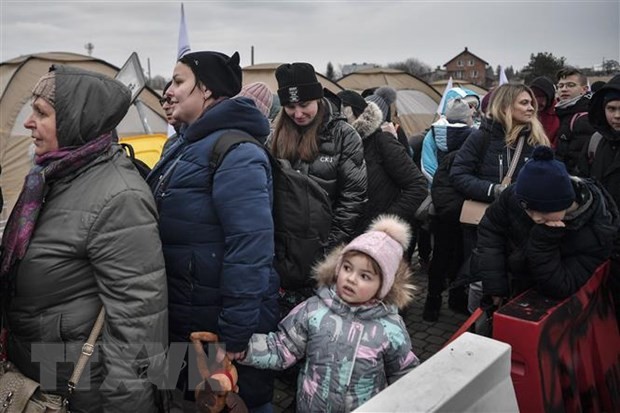 Người tị nạn Ukraine sơ tán sang Medyka, miền Đông Ba Lan ngày 9/3/2022. (Ảnh: AFP/TTXVN)