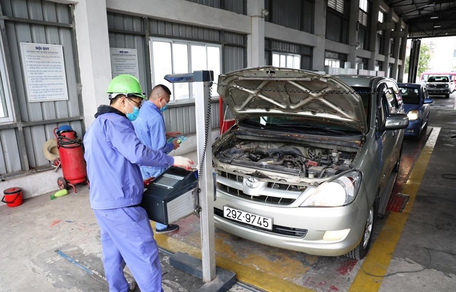 Nhân viên đăng kiểm thực hiện các quy trình kiểm định xe cơ giới. (Ảnh: Minh Hiếu/Vietnam+)