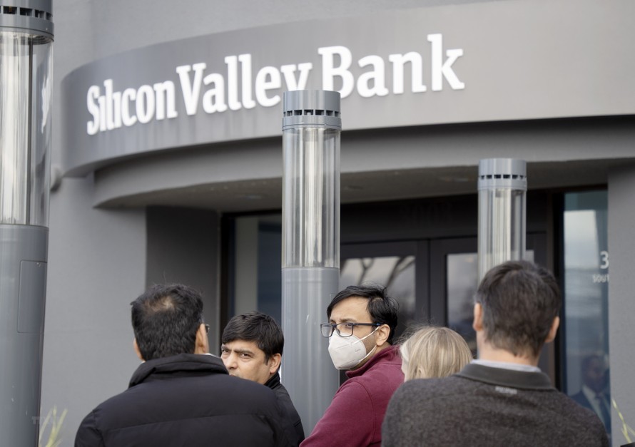 Người dân tập trung bên ngoài trụ sở ngân hàng Silicon Valley Bank (SVB) ở California, Mỹ ngày 13/3/2023. (Ảnh: THX/TTXVN)