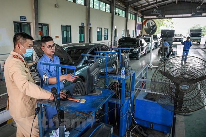 Lãnh đạo một số trung tâm đăng kiểm cho hay việc lực lượng Cảnh sát giao thông (CSGT-Bộ Công an) chi viện không chỉ bổ sung nhân lực giúp các dây chuyền kiểm định đảm bảo điều kiện về đăng kiểm viên để vận hành trở lại, mà còn giúp hoạt động đăng kiểm dần đi vào ổn định, từ đó, tăng năng suất phục vụ nhân dân. (Ảnh: Hoài Nam/Vietnam+) 