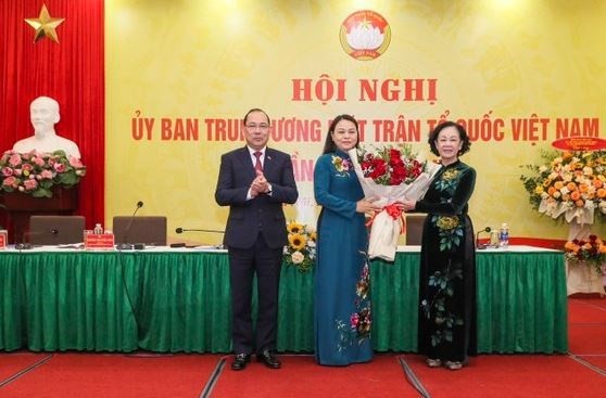 Thường trực Ban Bí thư, Trưởng ban Tổ chức Trung ương Trương Thị Mai (phải) chúc mừng bà Nguyễn Thị Thu Hà và ông Hoàng Công Thủy. (Nguồn: Sài Gòn giải phóng)