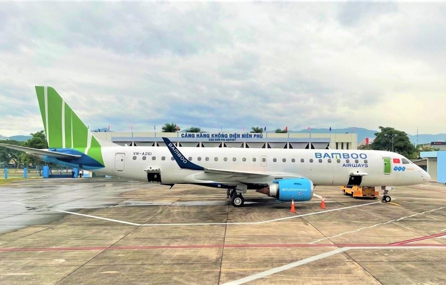 Máy bay phản lực Embraer của hãng hàng không Bamboo Airways tại sân bay Điện Biên. (Ảnh: CTV/Vietnam+)