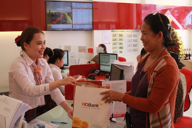 HDBank Đức Phổ khai trương, tặng 100 triệu cho người nghèo 