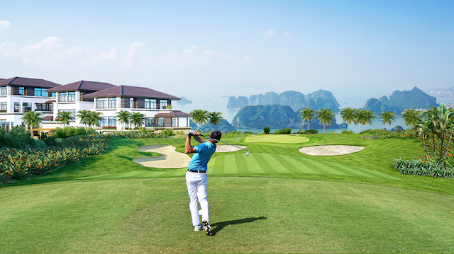 Sân golf hướng vịnh trong quần thể nghỉ dưỡng FLC Hạ Long.