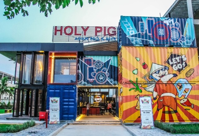 Không gian trẻ trung ngay cửa vào Holy Pig (Ảnh từ Tripadvisor)