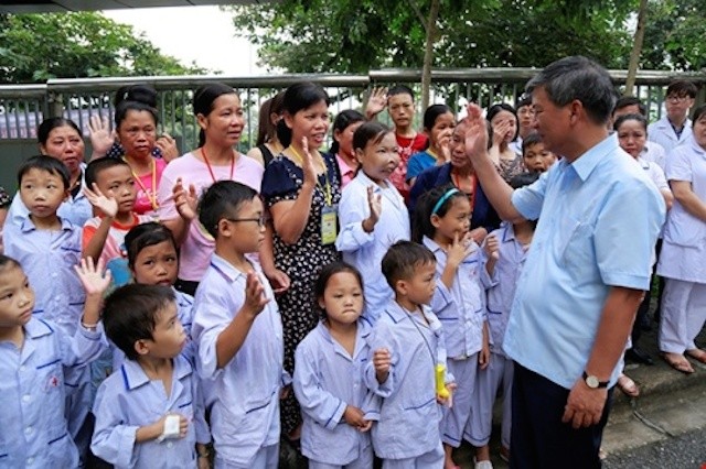 Nhiều bệnh nhân đến chia tay giáo sư Trí. Ảnh: Viện Huyết học-Truyền máu Trung ương.