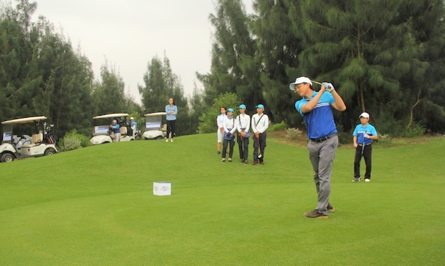 Các golfer trong ngày thi đấu đầu tiên.