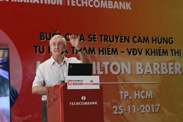 Miles Hilton-Barber giao lưu với các VĐV trước giải Marathon Quốc tế TP.HCM Techcombank 2017