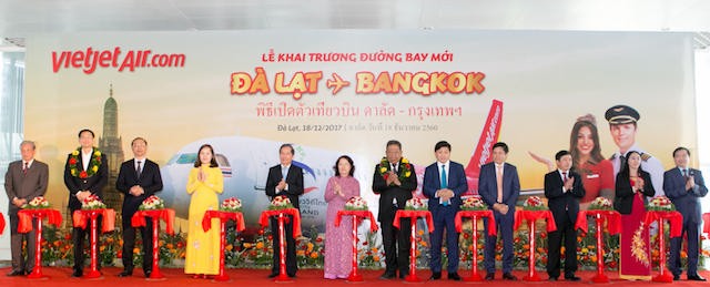 Vietjet tưng bừng khai trương đường bay Đà Lạt - Bangkok với vũ điệu Bikini hoa nóng bỏng