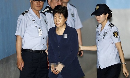 Cựu tổng thống Hàn Quốc Park Geun-hye (áo đen). Ảnh:Yonhap.