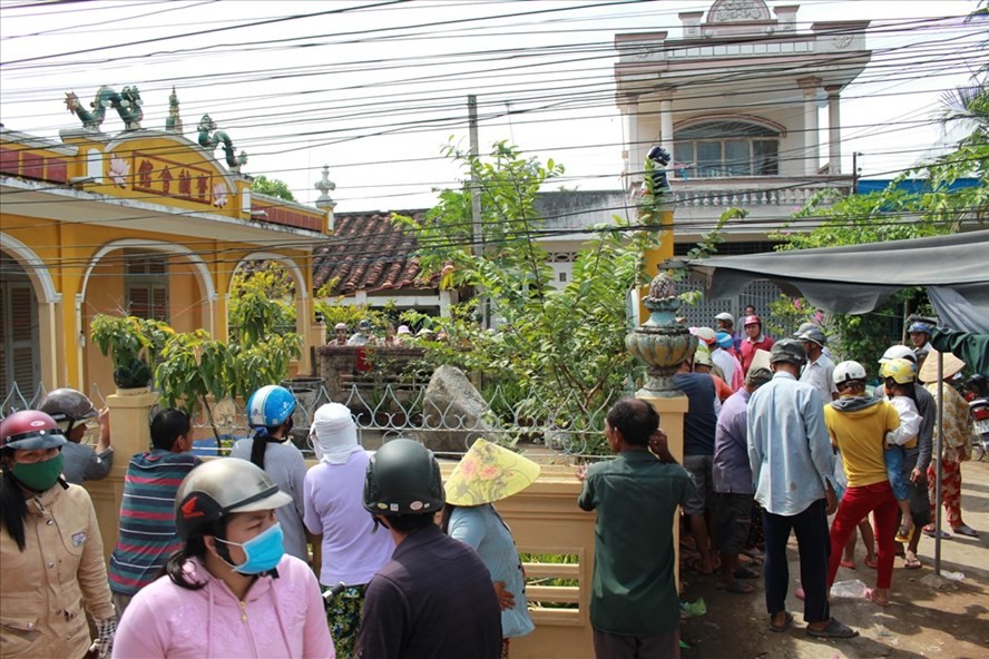 Hàng trăm người hiếu kỳ đến xem "đá nổi"