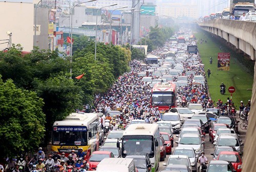 Đường vầnh đai 3 thường xuyên bị ùn tắc, một số phương tiện đi trên dải phân cách giữa. Ảnh: Bá Đô.