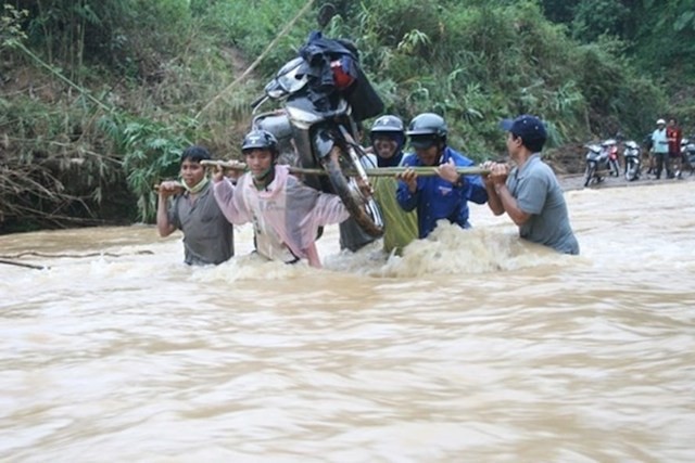 Giáo viên vùng sâu vùng xa còn phải vất vả vượt suối, trèo đèo để đến được với trường lớp của mình, nhưng lương thưởng và chế độ đãi ngộ chưa tương xứng. Ảnh: Thanh Hải.