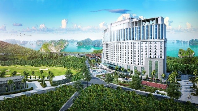 Toàn cảnh khách sạn FLC Grand Hotel Halong có tầm nhìn hướng Vịnh Hạ Long và sân golf 18 hố