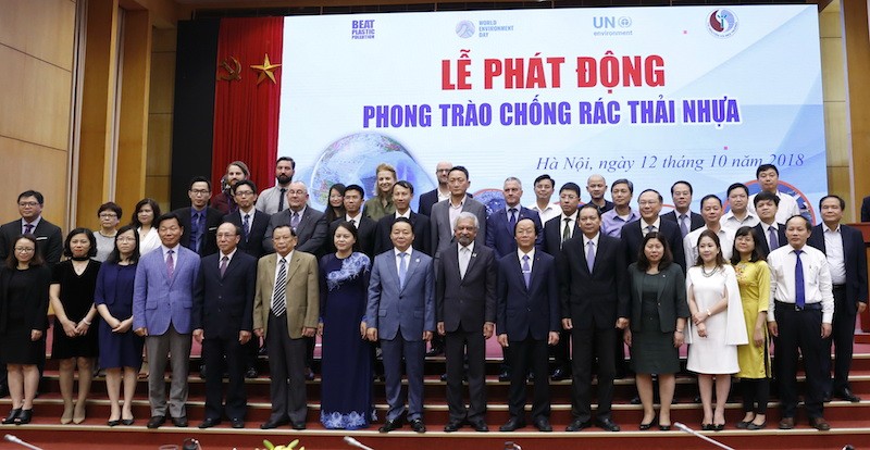 Đại diện các tổ chức chính trị - xã hội; các hiệp hội, doanh nghiệp sản xuất thương mại có sử dụng vật liệu nhựa, các doanh nghiệp tham gia ký cam kết "chống rác thải nhựa"