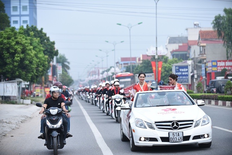 Hàng trăm người dân tại Phúc Yên đã thực sự bị chinh phục khi chiêm ngưỡng dàn xe trình diễn roadshow quy mô và hoàng tráng bậc nhất