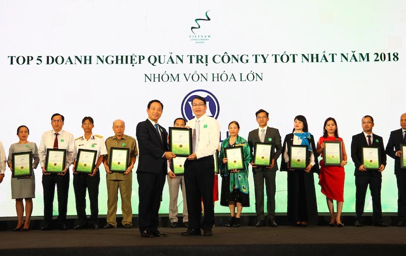 Ông Trần Chí Sơn – đại diện Vinamilk nhận chứng nhận trong lễ trao giải Cuộc bình chọn Doanh nghiệp niêm yết năm 2018