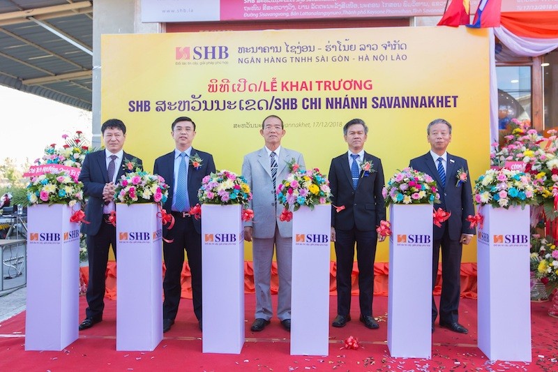 Ông Khamphoun Tuphaithoun – Phó Chủ Tịch Tỉnh Savannakhet; Ông Vongphachanh Sengsouvanh – Giám đốc Ngân hàng Nhà nước Lào – Miền Trung tại Savannakhet; Ông Trần Công Thịnh – Tổng lãnh sự quán Việt Nam tại tỉnh Savannakhet cùng Tổng Giám Đốc SHB kiêm Chủ T