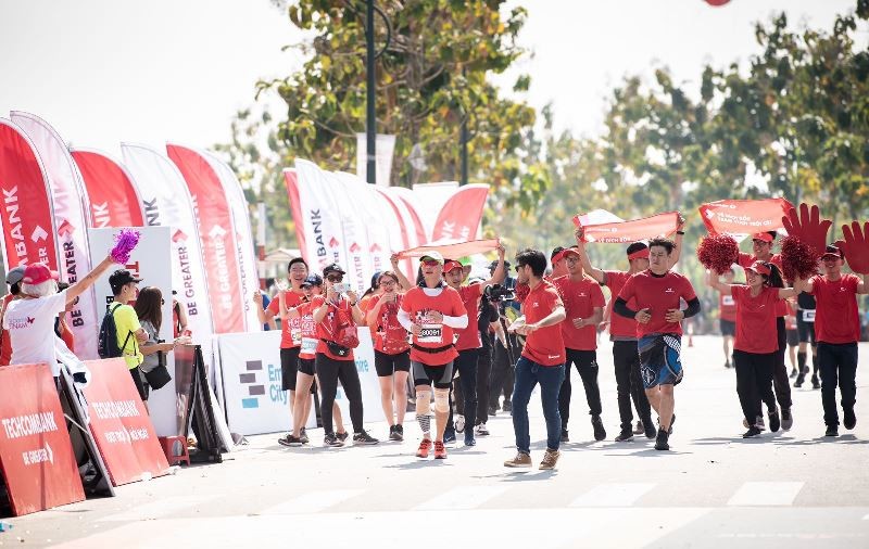 Lãnh đạo Techcombank cùng các vận động viên Marathon trên cung đường xanh