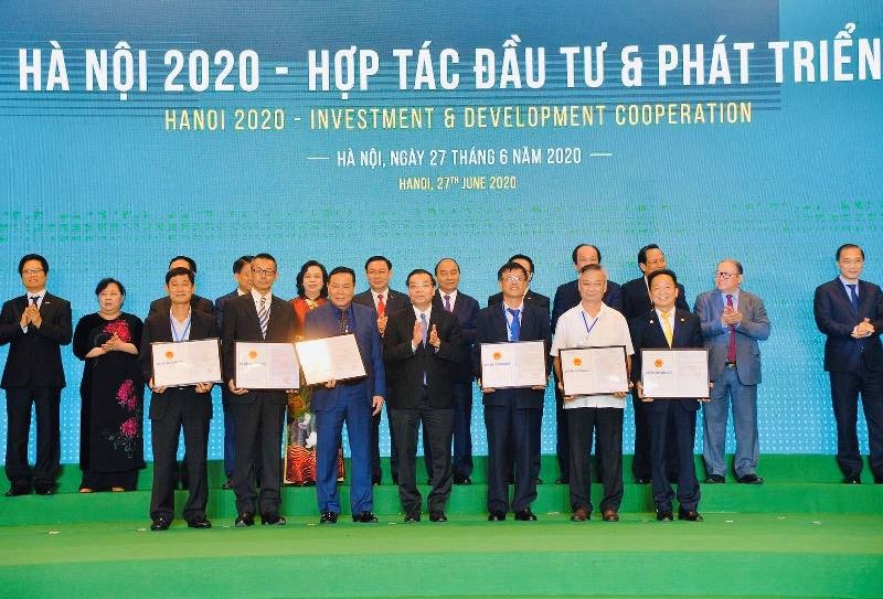 Ông Đỗ Quang Hiển – Chủ tịch HĐQT kiêm Tổng Giám đốc Tập đoàn T&T Group (hàng phía trước, thứ nhất từ phải sang) thay mặt T&T Group nhận quyết định chủ trương đầu tư dự án Cụm công nghiệp Nam Phúc Thọ.